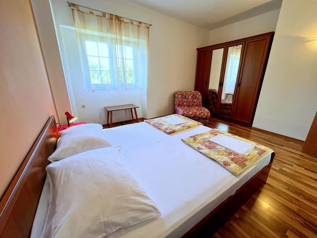 Miramar Apartments Banjol المظهر الخارجي الصورة