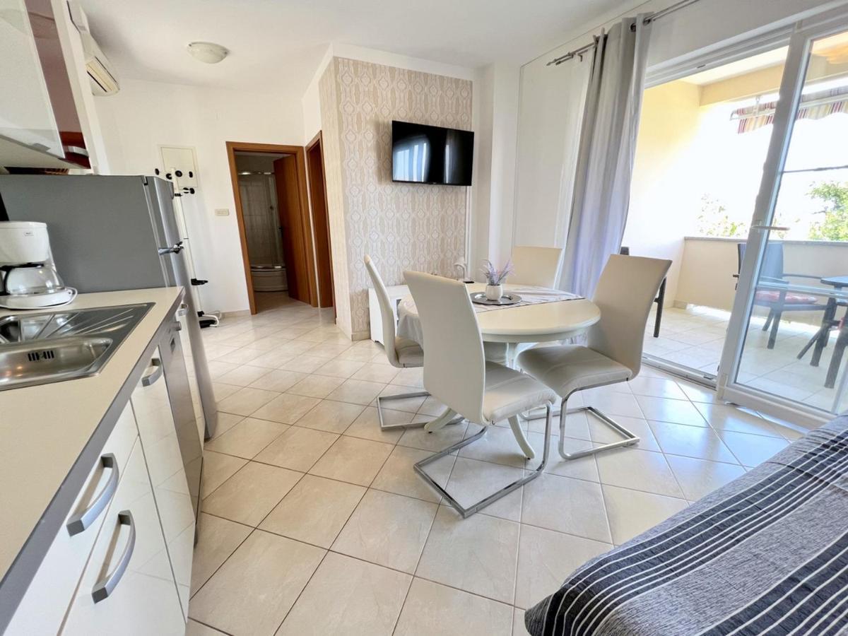 Miramar Apartments Banjol المظهر الخارجي الصورة