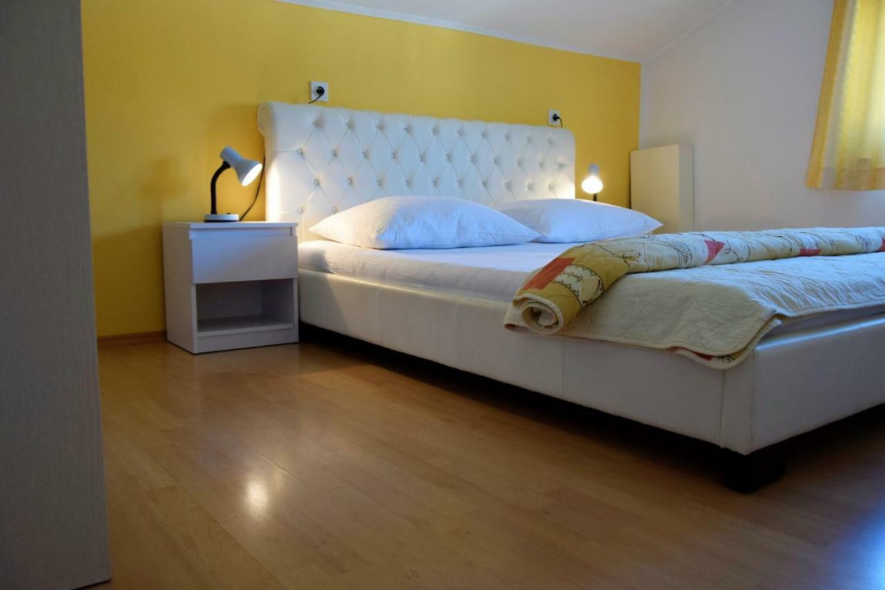 Miramar Apartments Banjol المظهر الخارجي الصورة